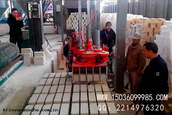 耐火材料壓磚機(jī)生產現場