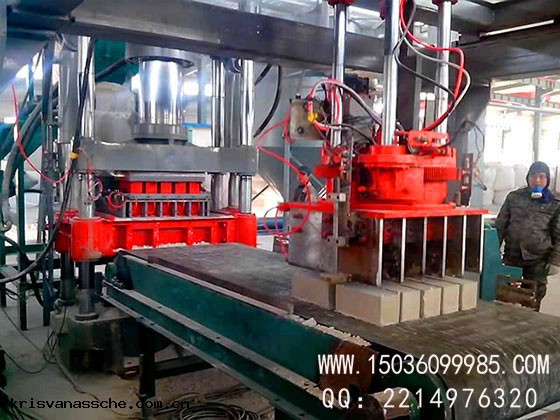 耐火材料壓磚機(jī)生產現場