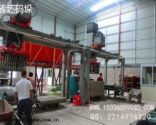 2台全自動液壓制磚機工作(zuò)現場