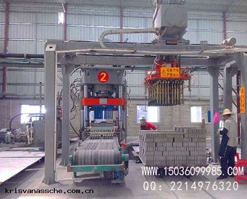 830噸全自動壓磚機工作(zuò)現場